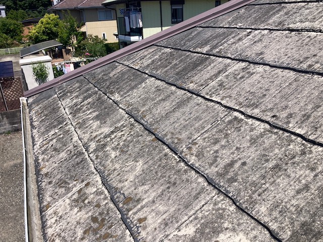 塗装されておらず劣化の進んだ屋根